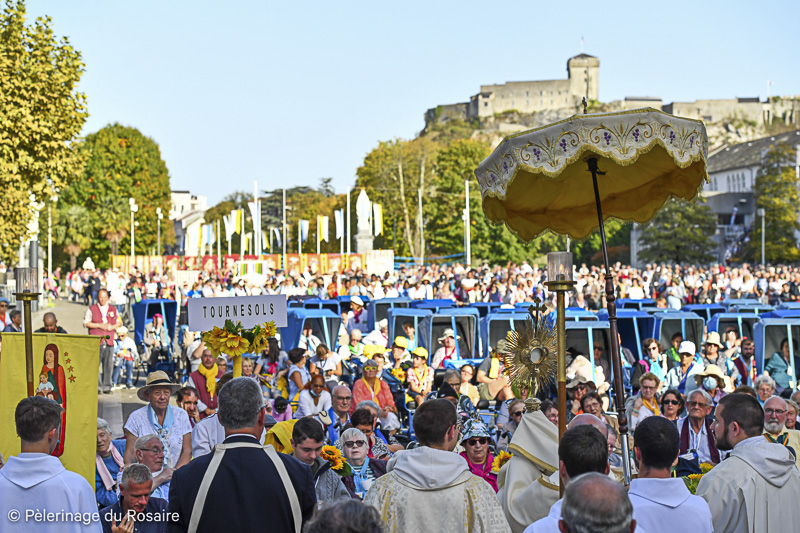 Chaque année, la première semaine d'octobre, près de 200 frères, sœurs et laïcs dominicains se retrouvent avec 20000 pèlerins et 2600 jeunes venus de toute la France, des Outre-mer, de Suisse... à Lourdes pour le Pèlerinage du Rosaire.