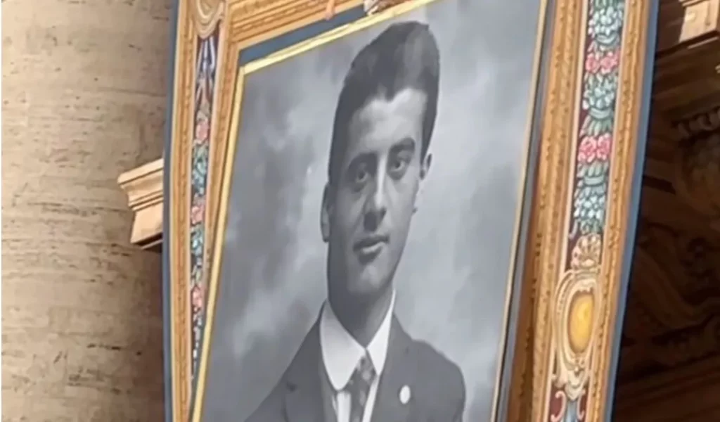Pier Giorgio Frassati a été canonisé ce 7 septembre 2025 par le pape Léon XIV. Il incarne une sainteté de la vie ordinaire vécue avec un feu extraordinaire.
