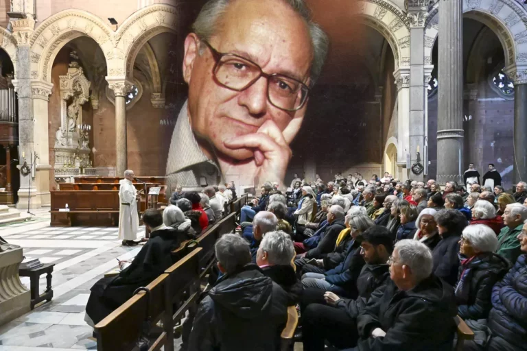 Conférence dans une église avec un grand portrait d'un homme