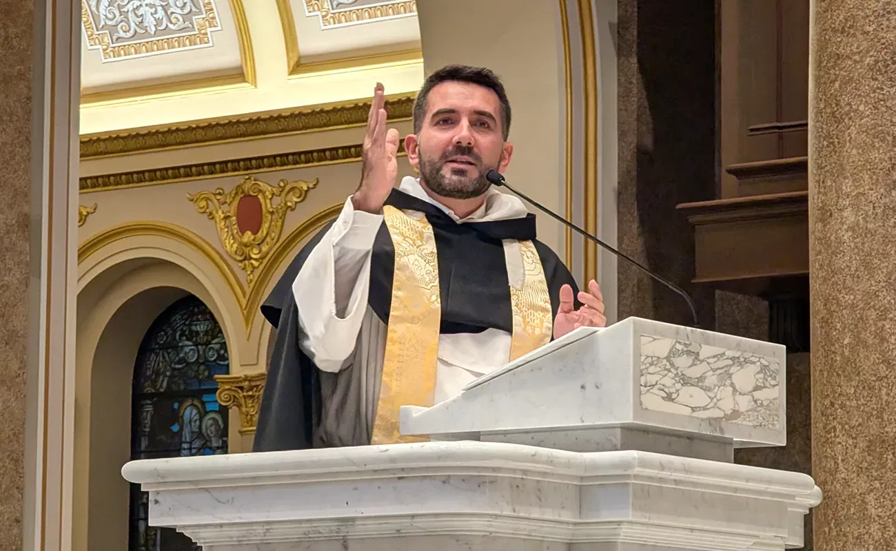 Prêtre prononçant un discours à l'église